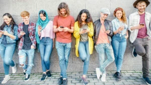 generatia z, tineri, telefon mobil