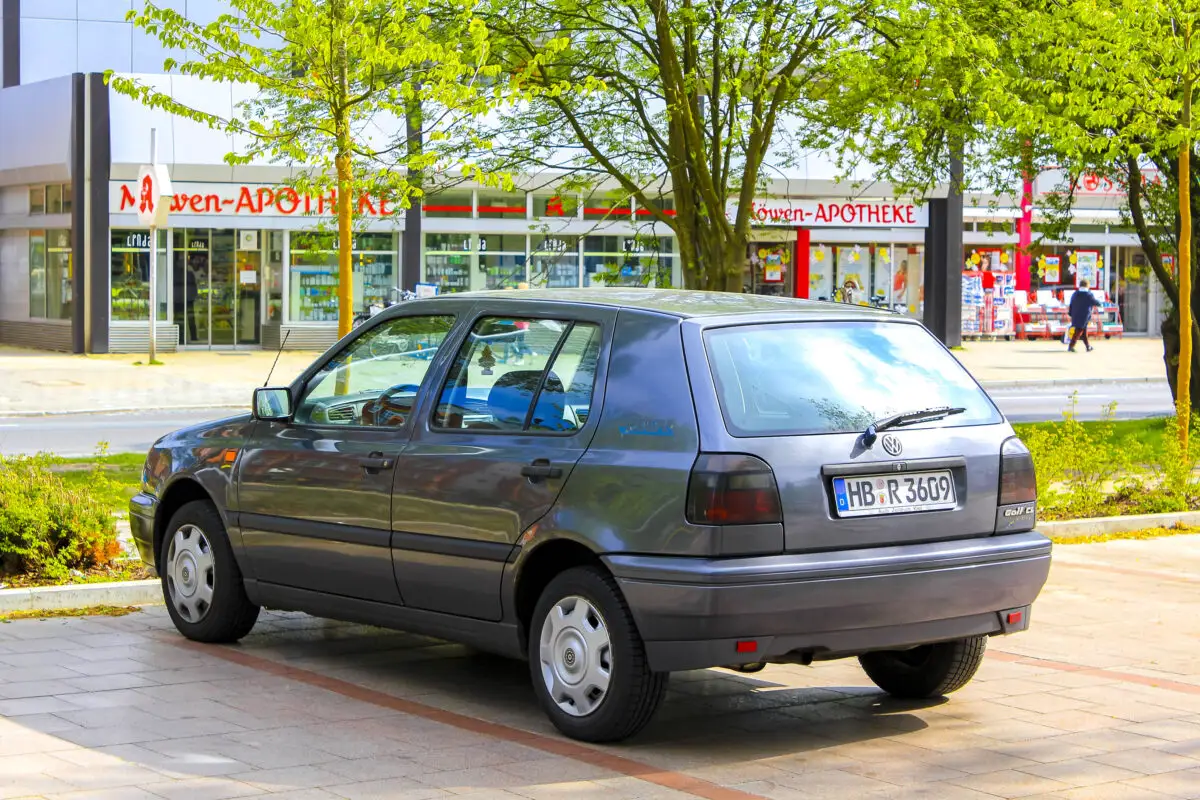 Se schimbă regulile pentru șoferi. Mașinile nu vor mai putea fi spălate oriunde. Amendă 5.000 de lei pentru încălcarea măsurii