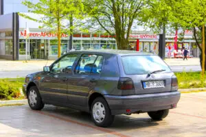 Se schimbă regulile pentru șoferi. Mașinile nu vor mai putea fi spălate oriunde. Amendă 5.000 de lei pentru încălcarea măsurii