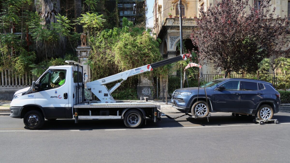 Anunț pentru șoferii care lasă mașinile parcate pe stradă. S-a impus timp limită. După expirare, vehiculul e ridicat