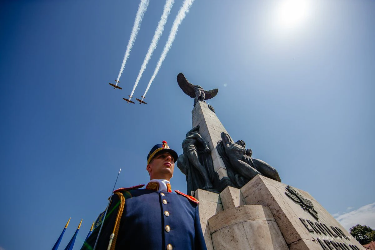 Avioane și elicoptere pe cerul Capitalei. Ce pregătesc temerarii aerului pentru duminică, 20 iulie?