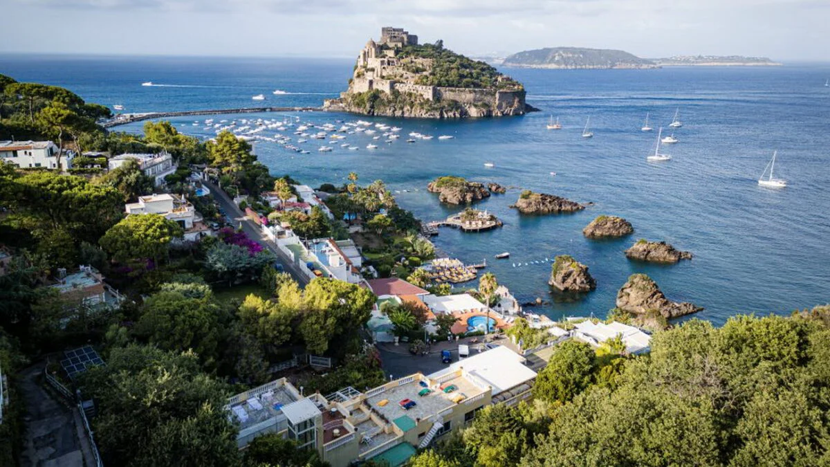 Sejururile cu zbor charter sub 2 ore devin vacanțele-vedetă ale verii 2025. Cele mai populare insule unde merg turiștii români