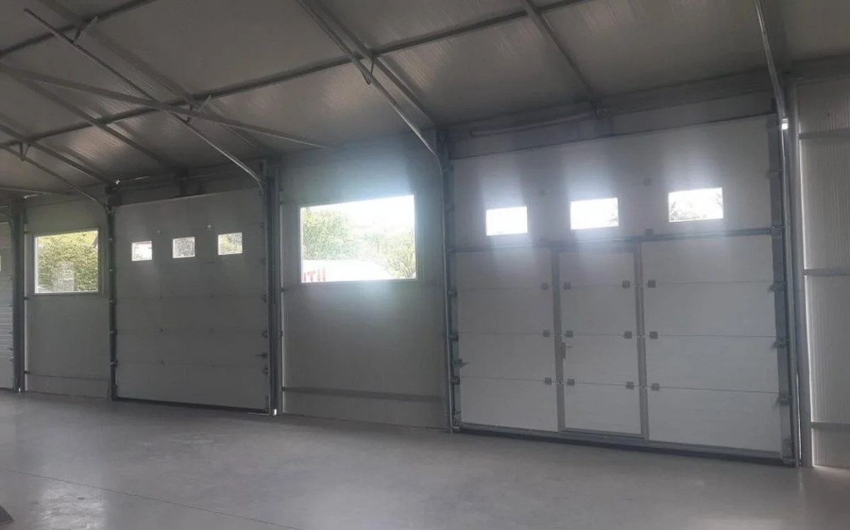 Îmbunătățirea logisticii și accesului pentru afaceri – succes cu uși de garaj secționale industriale