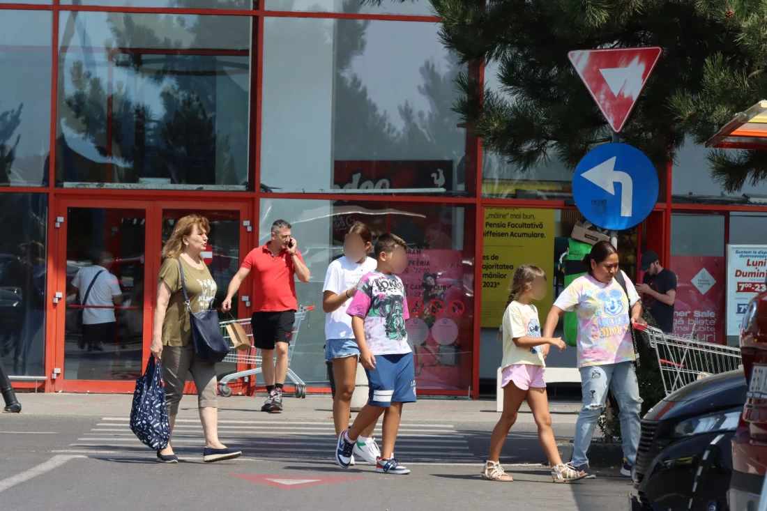 Maria Băsescu, surprinsă într-o zi de shopping alături de nepoți (3)