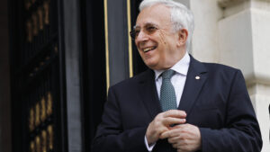 Mugur Isărescu