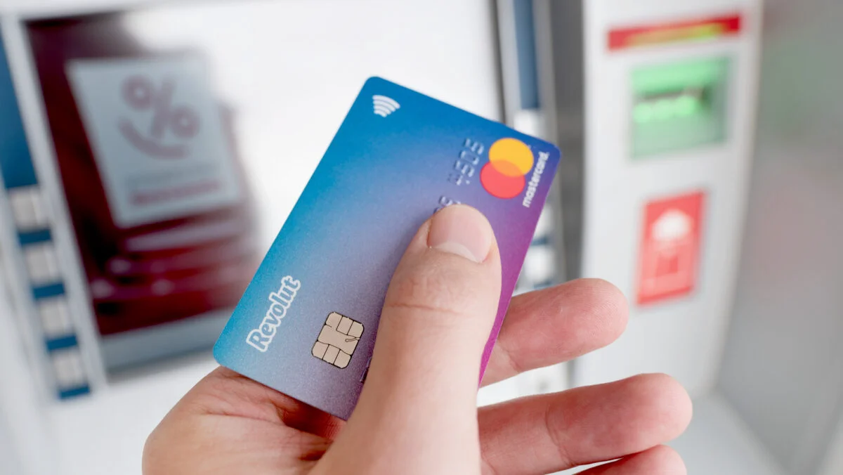 Revolut cumpără o celebră bancă. Revolut va aduce ATM-urile și în România