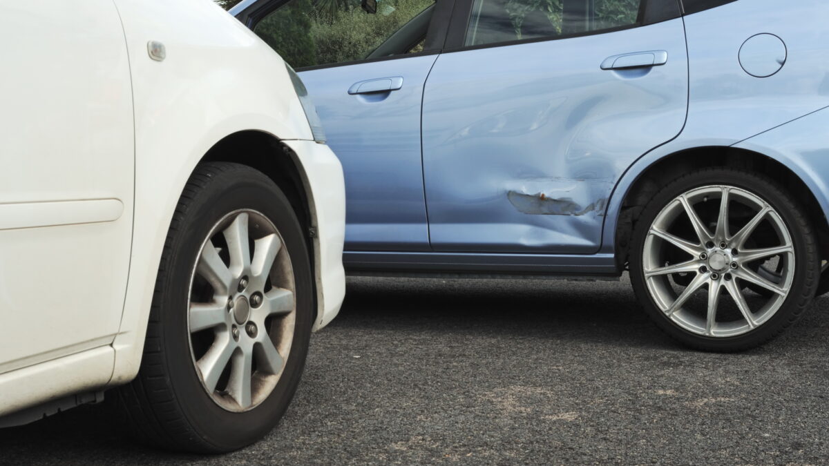 Accident minor pe șosea. Pașii legali pe care orice șofer trebuie să îi urmeze. Cum se completează Amiabila