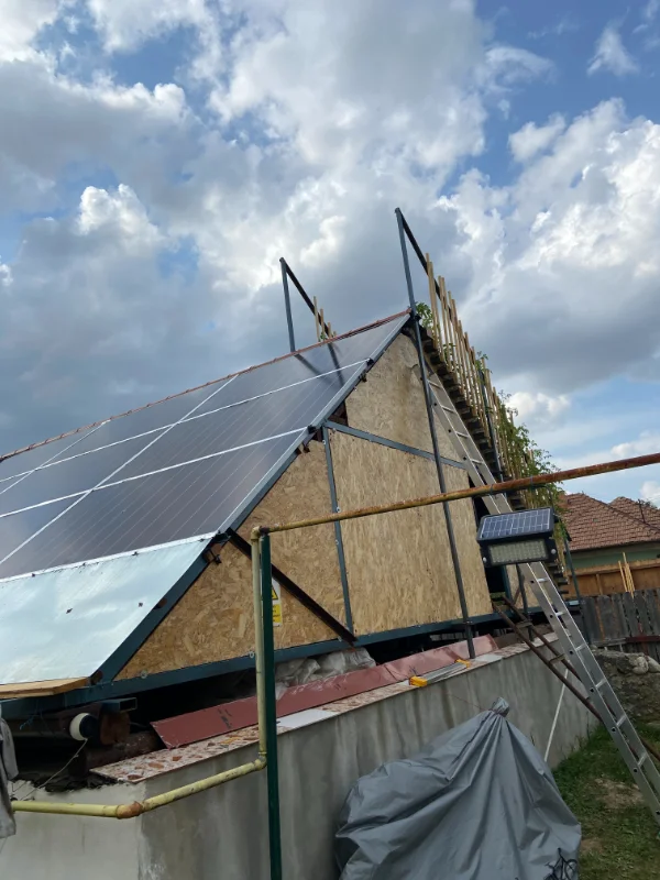 acoperiș multifuncțional panouri solare pe o parte, grădină de legume pe cealaltă