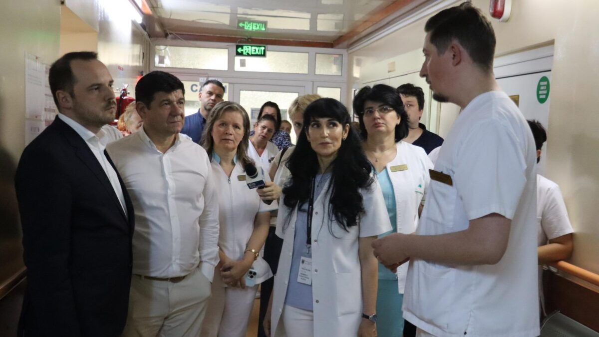 Bani pentru cabinetele medicilor de familie. Rogobete: Dotăm 2.500 de cabinete şi extindem programul cu noi fonduri europene