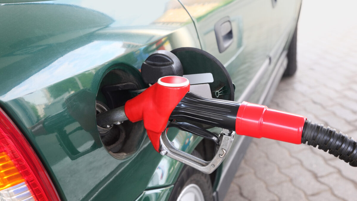 Prețuri la pompă, 25 august. Bucurie pentru șoferii cu mașini diesel. Motorina s-a ieftinit, benzina s-a scumpit din nou