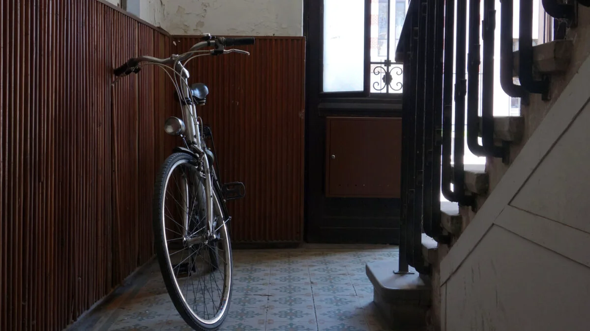 bicicleta, scara blocului, casa scarii