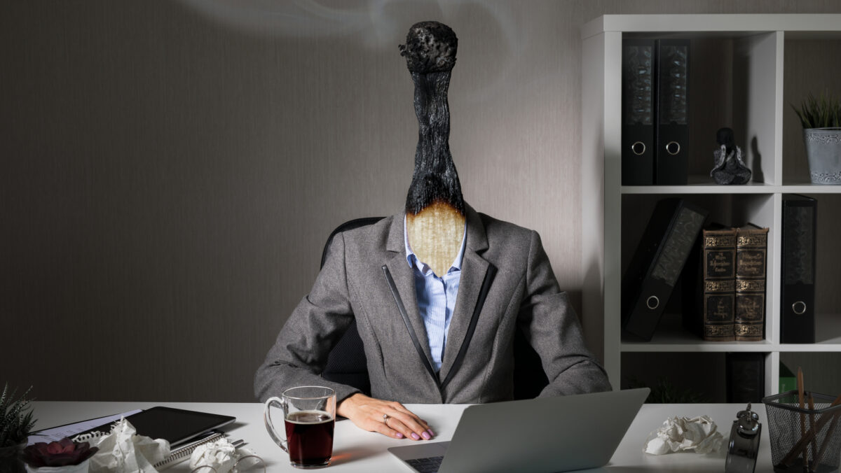 76% din români au trecut prin burnout în ultimii 5 ani. CEO-ul Electrica: Ne certăm cu oamenii să nu muncească