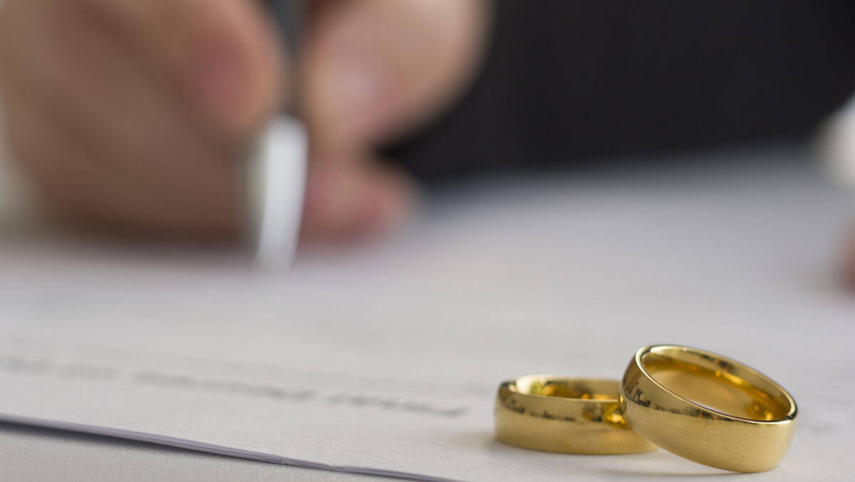 Divorțul anului în România. Un fost ministru divorțează la 75 de ani, după ce și-a bătut soția