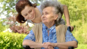 femeie în vârstă, îngrijitoare, familie
