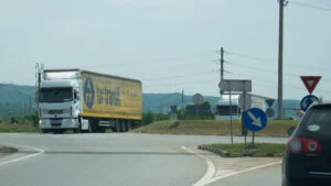 intersectie, sens giratoriu, masini, soferi