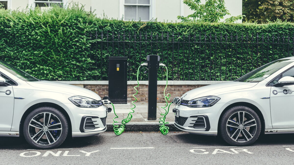 Cele mai performante mașini electrice în 2025 și soluțiile „de buget” pentru românii care vor să treacă la un autoturism verde