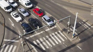 masini, intersectie, drum cu 3 benzi