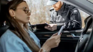 sofer oprit de politie, acte, documente la volan