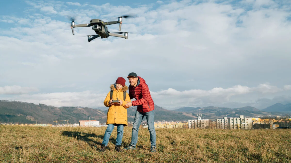 Se obține obligatoriu autorizație. Amendă pentru utilizarea dronei, plus confiscarea aparatului. E lege