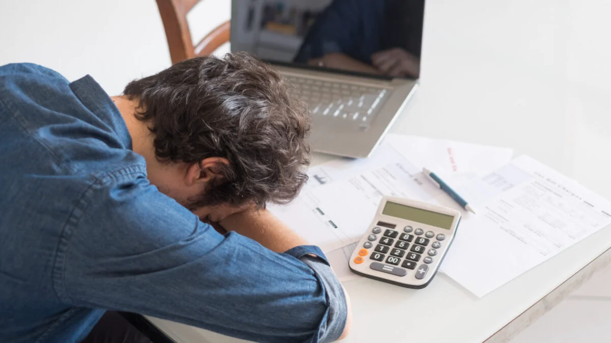 Românii sunt îngropați de taxe. Care va fi, de fapt, povara fiscală din 1 august: „Statul ne va lua toți banii. Sclavagism!”