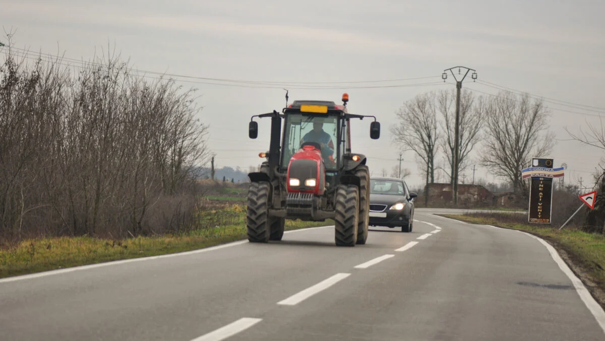 Cod Rutier 2025. Lege pentru românii care circulă cu tractoarele pe drumurile publice. Este obligatoriu pentru proprietari