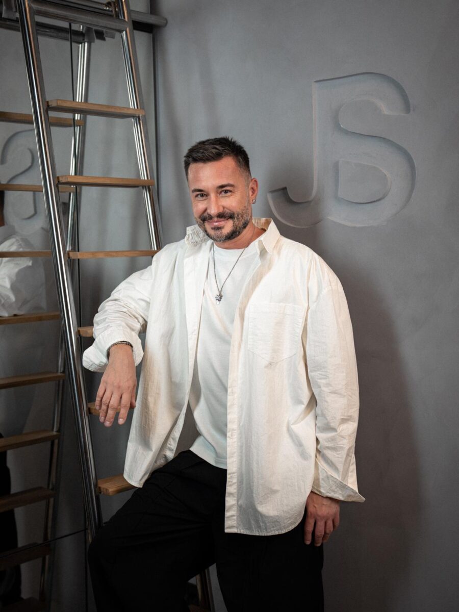 Adrian Perjovschi prezintă trendurile în hairstyling pentru 2026, în noul său salon Jovsky Studio Verdi