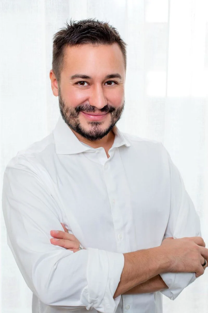 Adrian Perjovschi aduce în România Hair SPA, cel mai în vogă trend mondial din industria frumuseții, în noul său salon premium cu servicii de beauty: Jovsky Studio Verdi