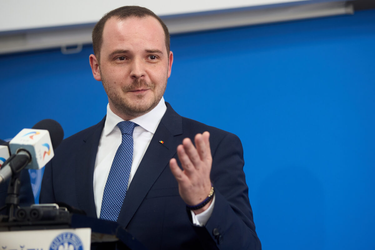 Interzicerea cumulului pensiei cu salariul în sănătate. Alexandru Rogobete: Sunt împotriva, nu este ca în administrație