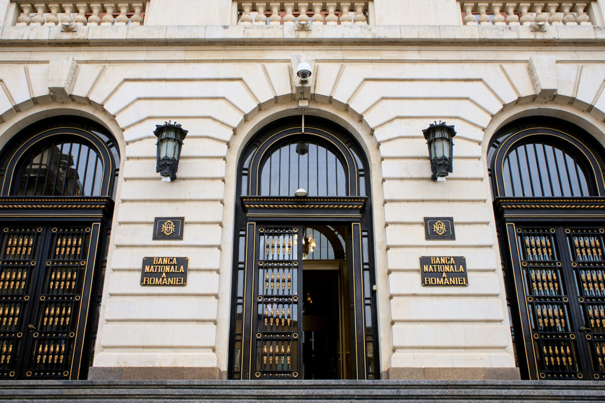 Curs BNR 2 februarie 2026. Mișcări importante pe piața valutară. Leul se întărește față de franc și euro, aurul scade puternic