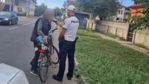 Biciclist testat cu etilotestul