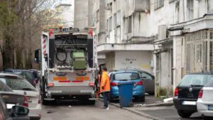 Camion de salubritate care strange gunoiul in Bucuresti