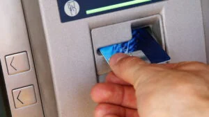 Card blocat în bancomat. Ce trebuie să faci când ATM-ul îți reține cardul