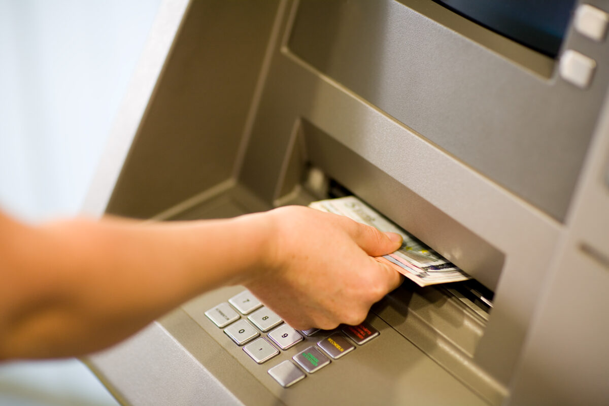 Comisioanele pe care le percep băncile din România pentru retrageri. Cât plătești dacă scoți numerar de la alt bancomat