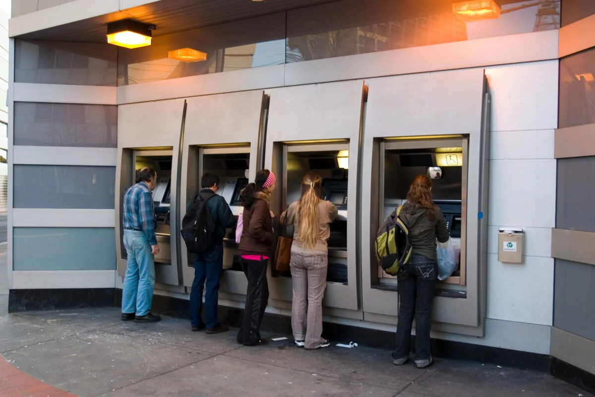 Programul băncilor din România în perioada Crăciunului și Anului Nou. Ce sucursale sunt deschise în zilele libere legale