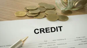 Cresc ratele pentru românii cu credite