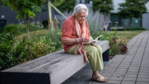 vârsta de pensionare, pensionară