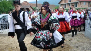 Cum își „citeau” viitorul fetele în trecut. Superstiții populare românești despre nuntă Vei avea un soț bogat sau un soț sărac
