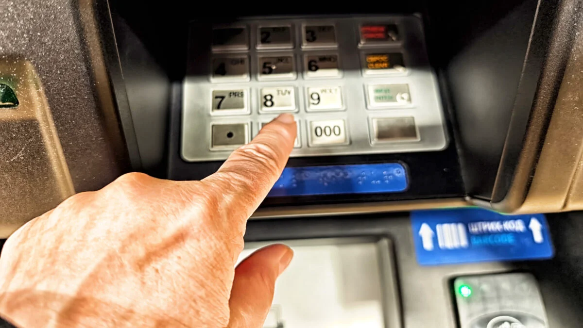 Cum retragi numerar fără card de la bancomat. Reguli la băncile din România. Nu ai nevoie decât de telefonul mobil
