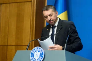 Daniel David. Plenul Senatului dezbate și votează moțiunea împotriva ministrului Educației, Daniel David. Acesta își va da demisia, dacă moțiunea trece