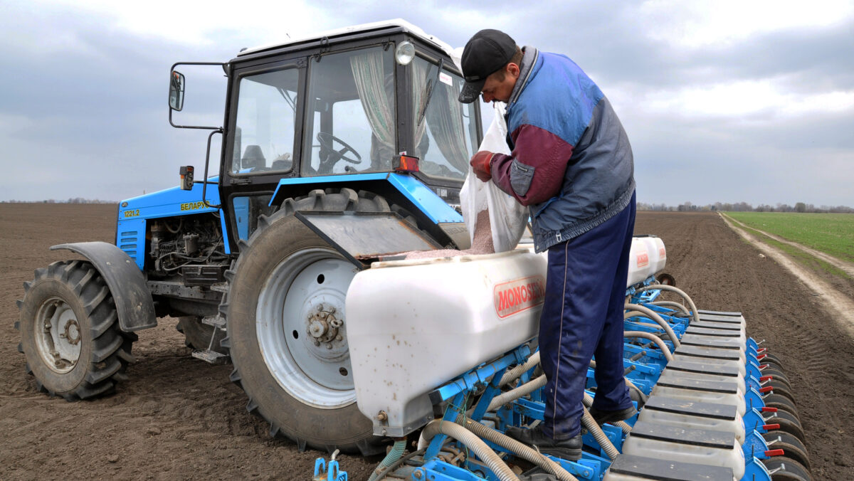 Guvernul Bolojan majorează TVA de la 9% la 11% pentru îngrășăminte, pesticide, semințe și servicii agricole