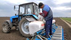Guvernul Bolojan majorează TVA de la 9% la 11% pentru îngrășăminte, pesticide, semințe și servicii agricole