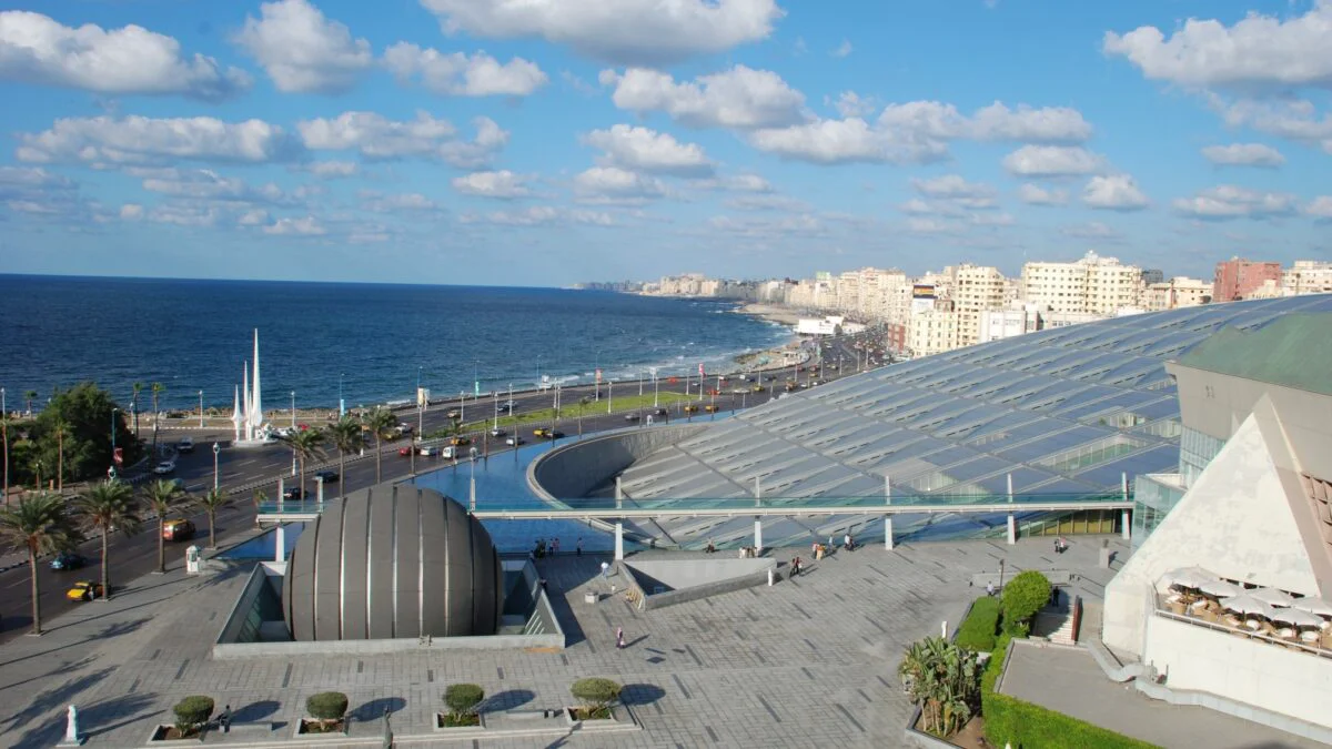 Farul nu mai veghează Mediterana. Biblioteca din Alexandria continuă să lumineze prin cultură