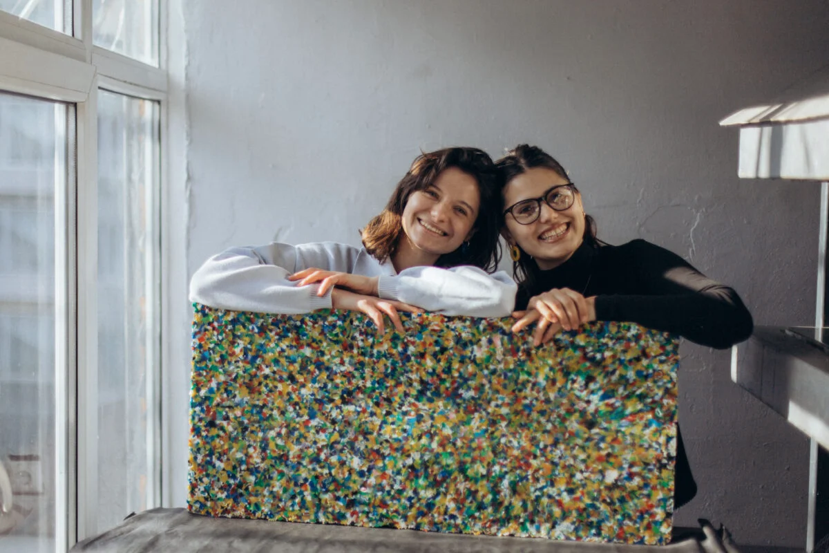 Recycling cu Stil: Cum Cristina Tocari transformă plasticul în bijuterii și mobilier sustenabil în Moldova