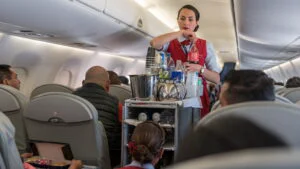 Mâncarea care se ieftinește în timp ce zbori cu avionul