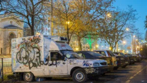 Primăria București va elimina mașinile abandonate de pe domeniul public până în 2026