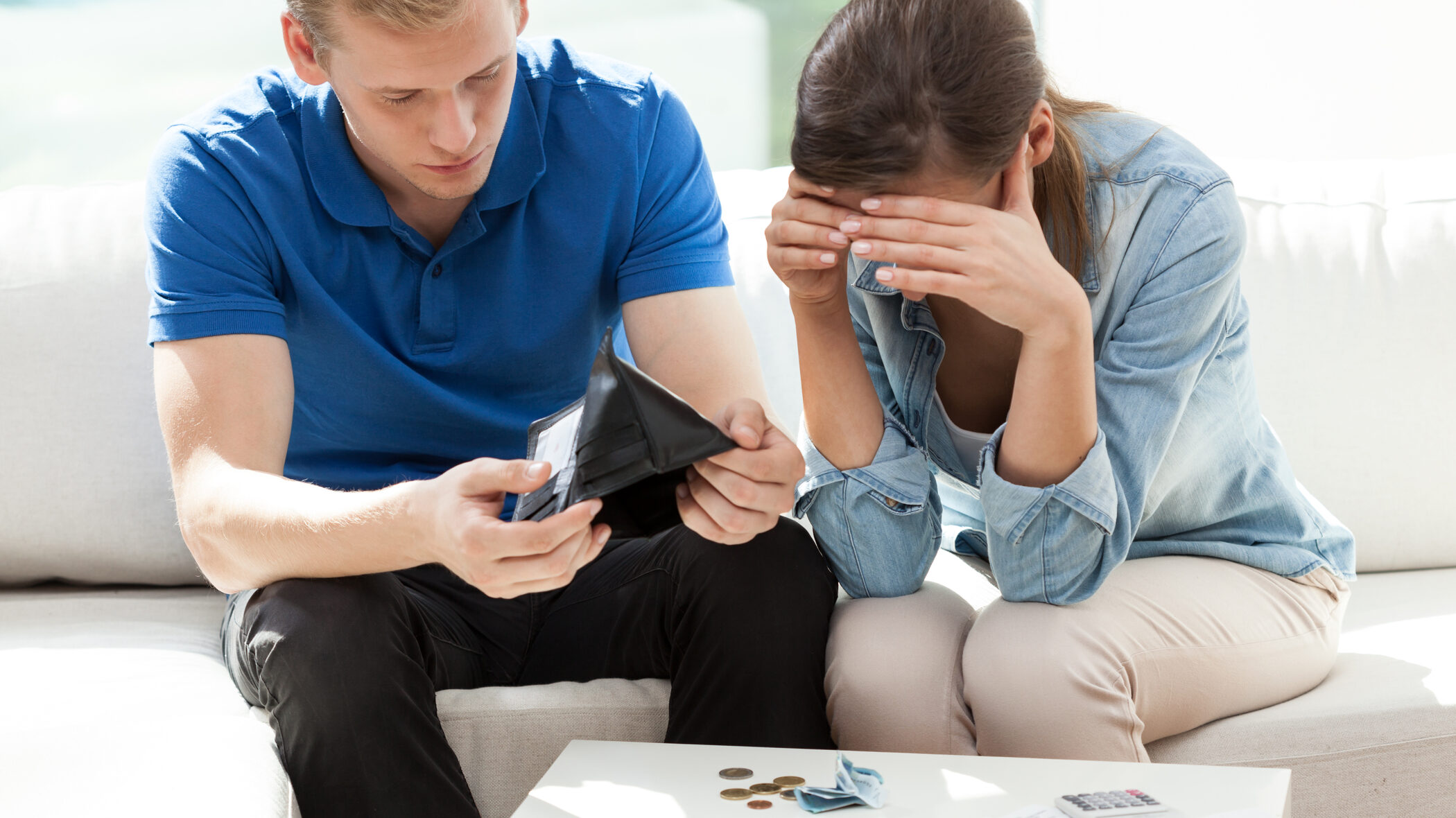 Românii nu își mai pot plăti întreținerea și ratele. Aproape 15% au restanțe