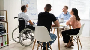 Se dau bani pentru persoanele cu dizabilități. Vouchere de până la 39.900 lei pentru tehnologii asistive