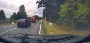 Șoferi inconștienți, surprinși gonind după ambulanța SMURD în Bihor. Poliția a fost sesizată