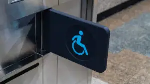 Guvernul acordă sprijin financiar persoanelor cu dizabilități. Suma poate ajunge la valoarea a trei salarii minime brute