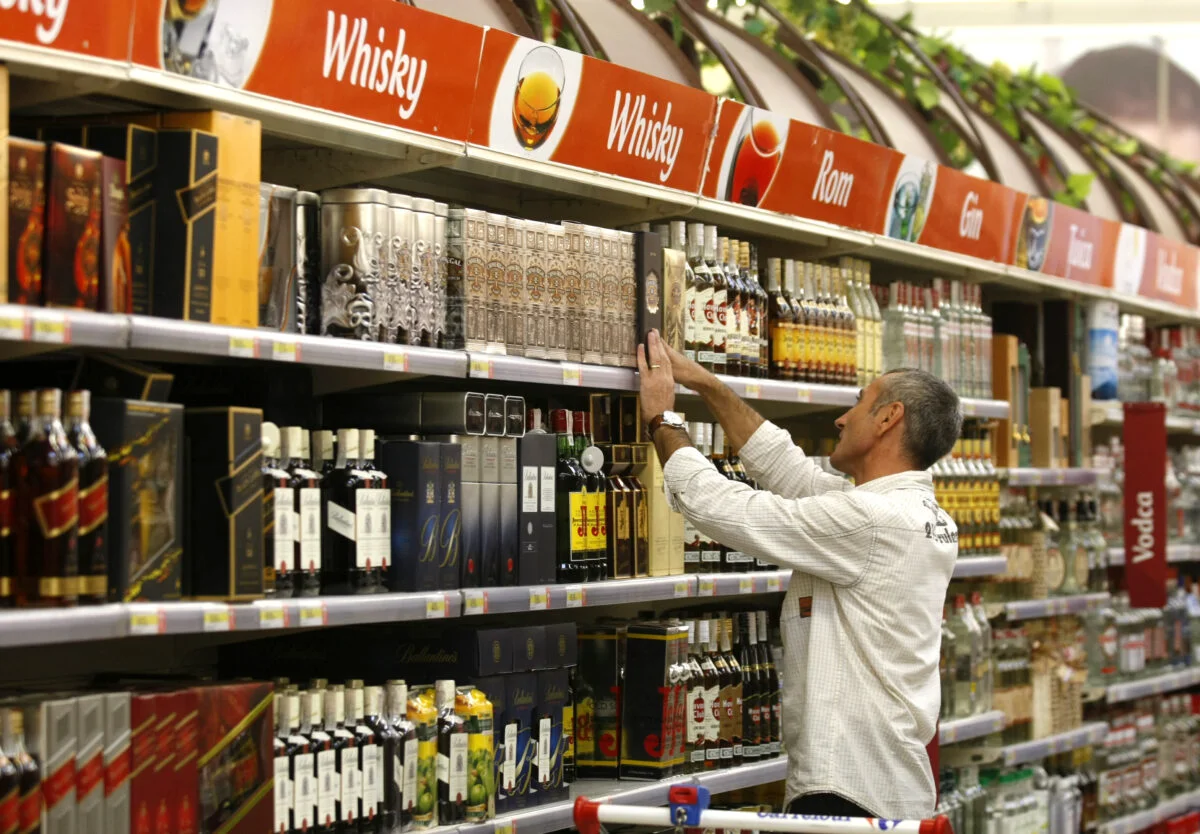 Taxa pe alcool și zahăr adăugat. Prețurile la raft, mai mari. Românii, obligați să achite sume majorate la cumpărături